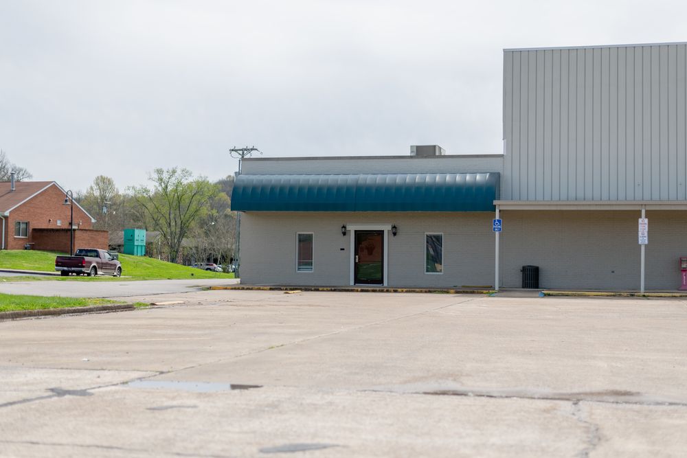 Brooklyn Shopping Center: 923-951 East College Street, Pulaski, TN 38478